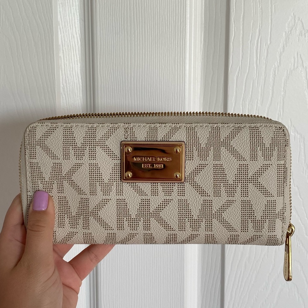 Michael Kors Wallet (Has MATCHING purse)